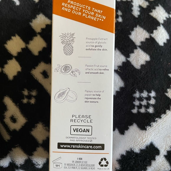 REN clean skincare Glycol Lactic Radiance Renewal Mask with AHA. - Picture 3 of 3